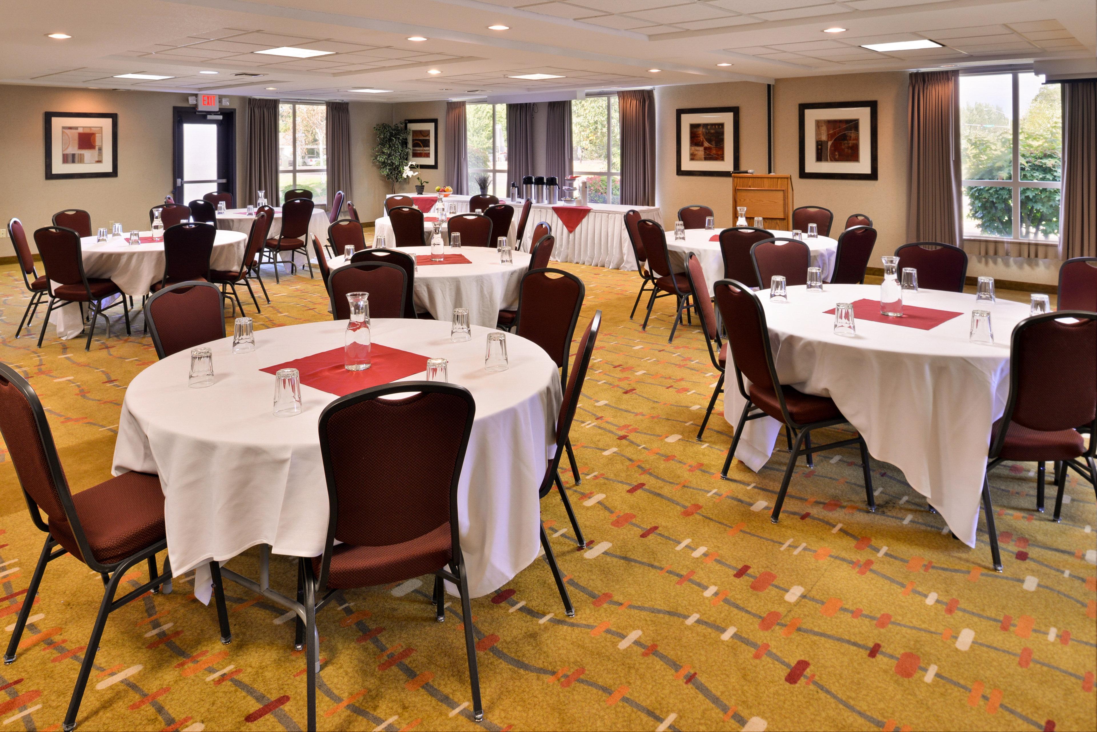 Holiday Inn Express Hotel & Suites Albany By Ihg Exterior photo